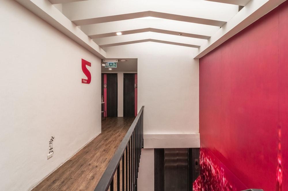 בנגקוק Cheqinn Hostel - Sukhumvit 4 Nana Plaza מראה חיצוני תמונה